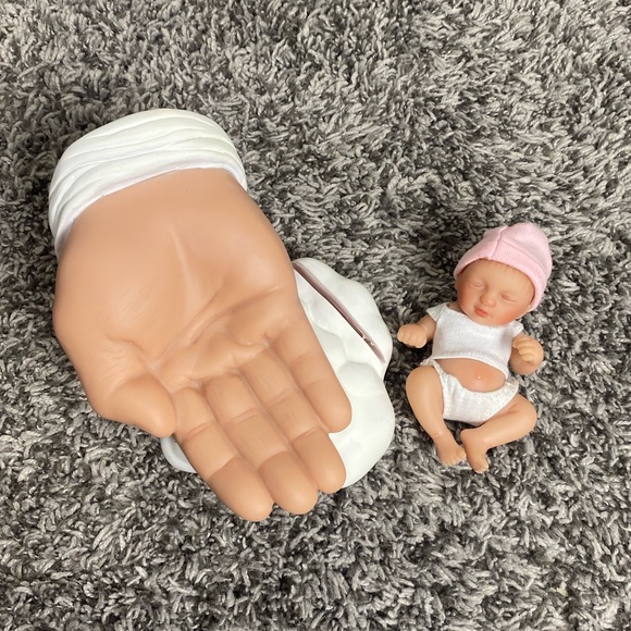 Baby In The Hand Display - Picture 4 of 4